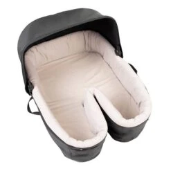 Mountain Buggy Carrycot Plus For Twins Für Duet Buggy -Geschäft Für Babyartikel carrycot plus for twins no cosy toe 3qtr top view 1200x1200px 1200x