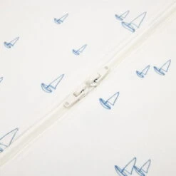 Ergobaby On The Move Schlummersack M 6-18 Sailboat Dreams Leicht TOG 0.5 -Geschäft Für Babyartikel on the move sleep bag sailboat dreams 03