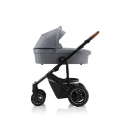 Britax Smile 3 Kinderwagen Frost Grey Essential Set GRATIS Babywanne -Geschäft Für Babyartikel web version smile iii cognachandle frostgrey 01 hardcarrycot 2019 300dpi 1 1